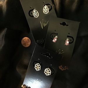 Vu “ Style Stud Earrings “